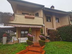 Casa Bi/Trifamiliare in Residenziale