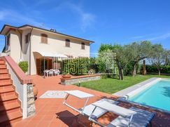 Casa Bi/Trifamiliare in Residenziale