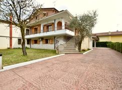 Casa Bi/Trifamiliare in Residenziale