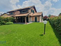 Casa Bi/Trifamiliare in Residenziale