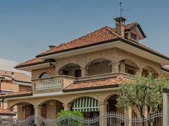 Casa Bi/Trifamiliare in Residenziale