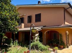 Casa Bi/Trifamiliare in Residenziale