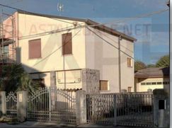 Casa Bi/Trifamiliare in Residenziale
