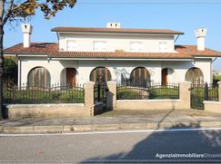 Casa Bi/Trifamiliare in Residenziale
