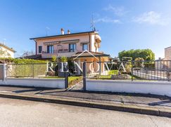 Casa Bi/Trifamiliare in Residenziale