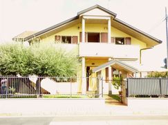 Casa Bi/Trifamiliare in Residenziale