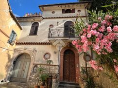 Casa Bi/Trifamiliare in Residenziale