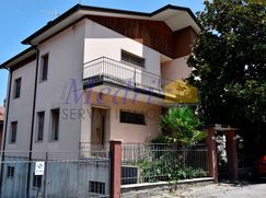 Casa Bi/Trifamiliare in Residenziale