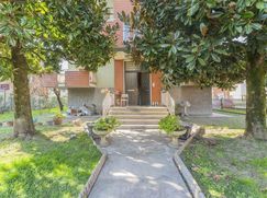 Casa Bi/Trifamiliare in Residenziale