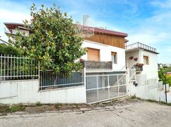 Casa Bi/Trifamiliare in Residenziale