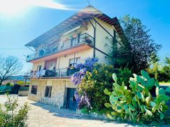 Casa Bi/Trifamiliare in Residenziale