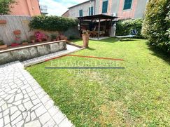 Casa Bi/Trifamiliare in Residenziale