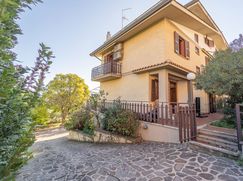 Casa Bi/Trifamiliare in Residenziale