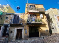 Casa Bi/Trifamiliare in Residenziale