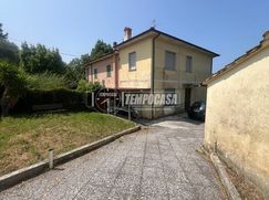 Casa Bi/Trifamiliare in Residenziale