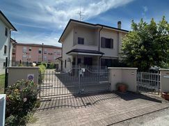 Casa Bi/Trifamiliare in Residenziale