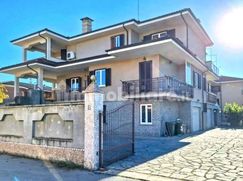 Casa Bi/Trifamiliare in Residenziale