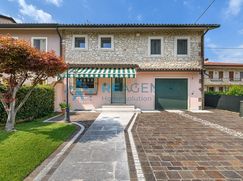 Casa Bi/Trifamiliare in Residenziale