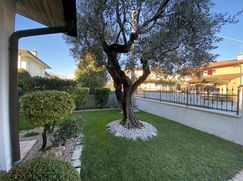 Casa Bi/Trifamiliare in Residenziale