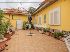 Casa Bi/Trifamiliare in Residenziale