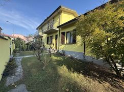 Casa Bi/Trifamiliare in Residenziale