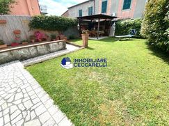 Casa Bi/Trifamiliare in Residenziale