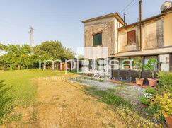 Casa Bi/Trifamiliare in Residenziale