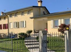 Casa Bi/Trifamiliare in Residenziale