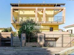 Casa Bi/Trifamiliare in Residenziale