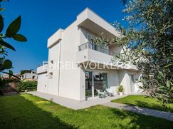 Casa Bi/Trifamiliare in Residenziale