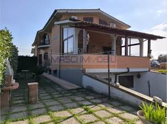 Casa Bi/Trifamiliare in Residenziale