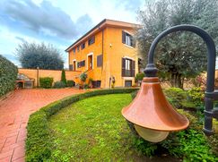 Casa Bi/Trifamiliare in Residenziale