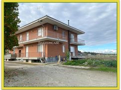 Casa Bi/Trifamiliare in Residenziale