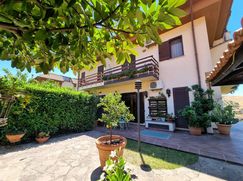 Casa Bi/Trifamiliare in Residenziale