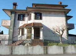 Casa Bi/Trifamiliare in Residenziale