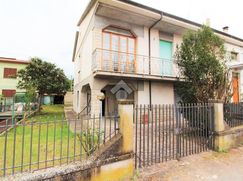 Casa Bi/Trifamiliare in Residenziale