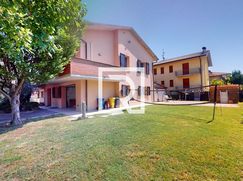 Casa Bi/Trifamiliare in Residenziale