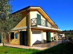 Casa Bi/Trifamiliare in Residenziale