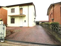 Casa Bi/Trifamiliare in Residenziale