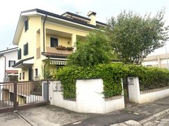 Casa Bi/Trifamiliare in Residenziale