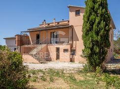 Casa Bi/Trifamiliare in Residenziale