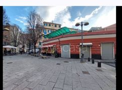 Negozio/Locale commerciale in Commerciale