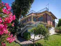 Casa Bi/Trifamiliare in Residenziale