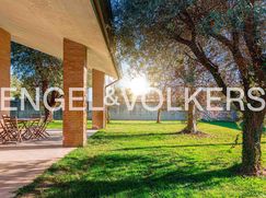 Casa Bi/Trifamiliare in Residenziale