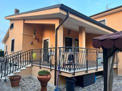 Casa Bi/Trifamiliare in Residenziale