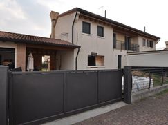 Casa Bi/Trifamiliare in Residenziale