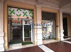 Negozio/Locale commerciale in Commerciale