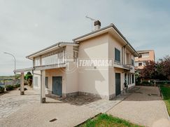 Casa Bi/Trifamiliare in Residenziale