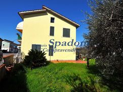 Casa Bi/Trifamiliare in Residenziale