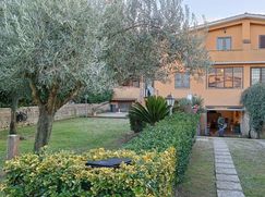 Casa Bi/Trifamiliare in Residenziale